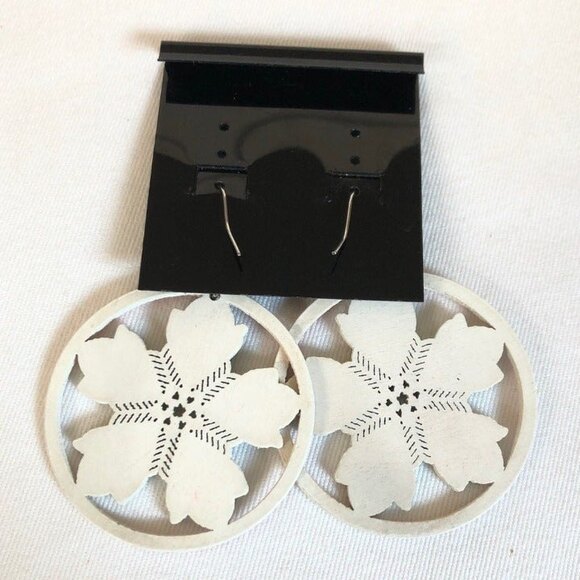 Wooden Circle Cutout Dangle Pierced Earrings NOC - Picture 3 of 5